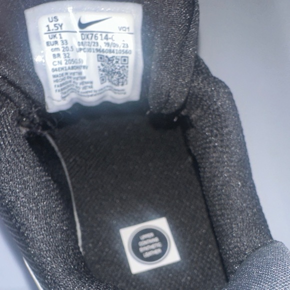 Kids Nike Dual-Tone Black and White Running Shoes - Picture 5 of 6